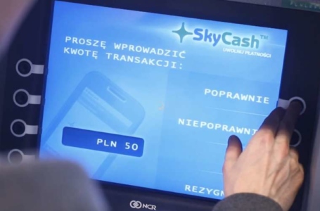 Wypłacaj pieniądze bez użycia karty bankomatowej ze SkyCash (wideo)