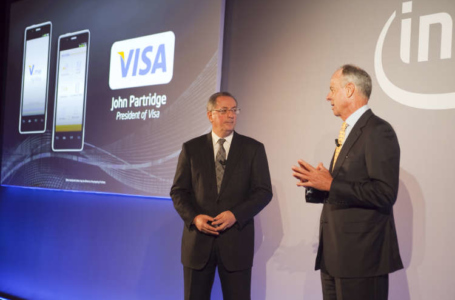 Od lewej Paul Otellini (szef Intela) i John Partridge (prezes Visa)