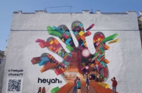 Mural Heyah w Warszawie a na nim akcja fotokodowa