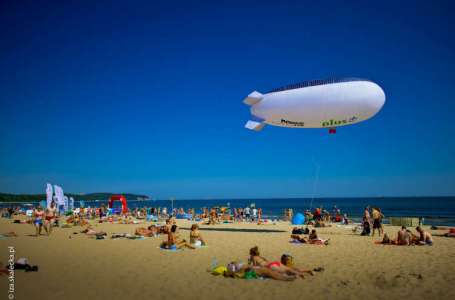 Pierwsze w Polsce drony sterowce z darmowym internetem latają nad plażami