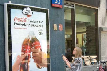 Wi-Fi na wiatach przystankowych wspiera kampanię Coca-Coli