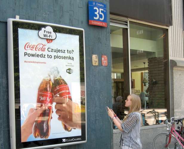 Wi-Fi na wiatach przystankowych wspiera kampanię Coca-Coli