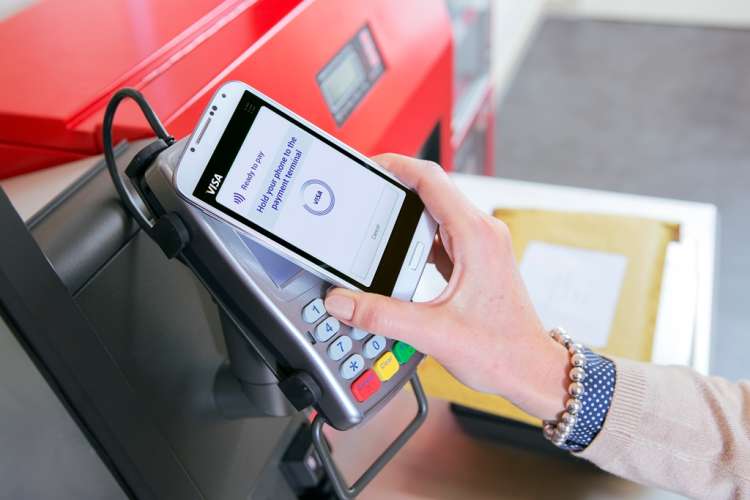 Visa krok po kroku rozwija system płatności mobilnych w formie zbliżeniowej