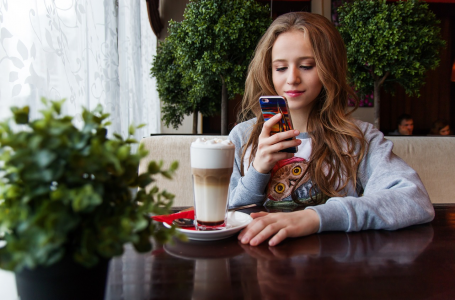 Amerykańskie nastolatki wolą smartfony i sociale, niż używki i narkotyki. A polskie?