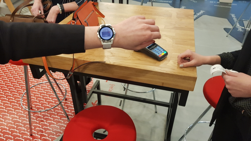 Mobile payments update kwiecień 2018. Płatności zegarkiem i przelewy blockchain