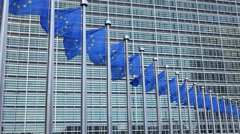 Ochrona konsumentów i wspieranie innowacji – Unia Europejska podejmuje działania względem sztucznej inteligencji