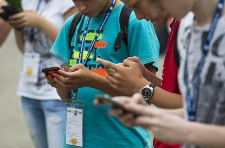 Zakaz używania smartfonów w szkołach powinien być również w Polsce