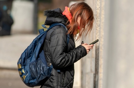 Młodzi Polacy „przyspawani” do telefonów. Nawet podczas snu muszą je mieć przy sobie
