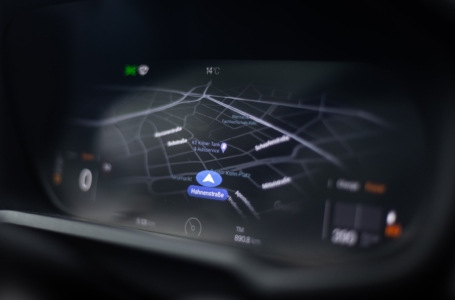 Lokalizator GPS do samochodu a bezpieczeństwo w trasie — co warto wiedzieć?
