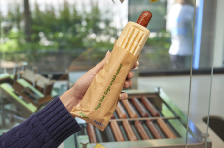 W Żabce Nano robot Robbie serwuje hot-dogi
