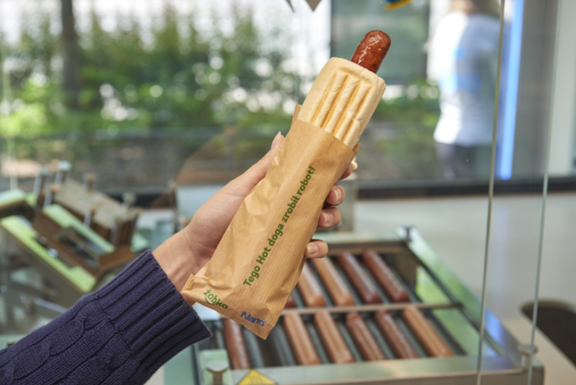 W Żabce Nano robot Robbie serwuje hot-dogi