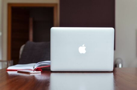 Przydatne akcesoria do MacBooka – które z nich warto kupić?